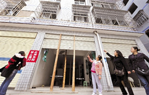 重慶新樓變危房靠木材支撐